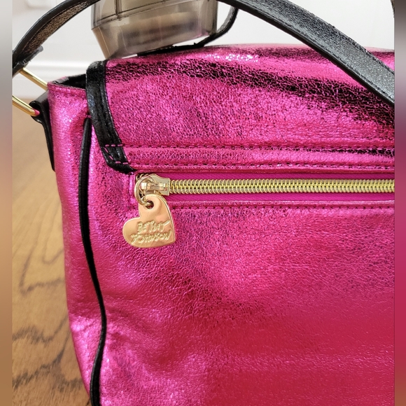 Betsey Johnson Phone 👛 - Picture 4 of 8